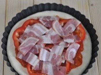 step10: 放上彩椒圈，鋪上培根