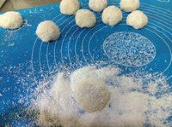 step8: 捏緊揉圓，再裹上椰蓉就好啦