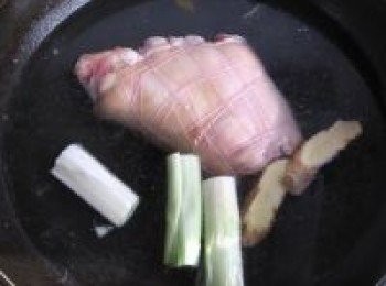 step3: 鍋中放入涼水，加入蔥薑料酒，慢慢煮開。