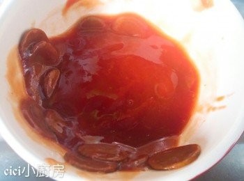 step3: 山楂餅用水浸軟後，倒去水分，瀝乾水，略為壓碎，與其他甜酸汁材料拌勻。