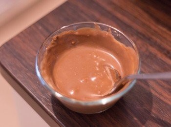 step11: 組合  ：　留返起1 湯匙黑色蛋糕漿及2湯匙白色蛋糕漿，另外加入1湯匙牛奶拌勻備用