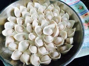 step3: 元寶狀包法最容易亦好看，最後沾水來「埋口」。