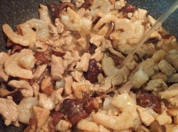 step7: 加入香菇同蝦仁，同埋清雞湯邊攪
邊炒蝦仁。 蝦仁稍轉顏色，熄火。 撈起
等陣用。