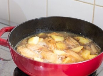 step8: 加水﹑蠔油﹑生抽﹑糖及老抽拌勻煮滾後蓋住，調到慢火多煮 20 分鐘