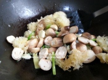 step9: 加入草菇及雪耳 , 贊少許酒拌勻炒數分鐘