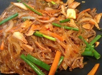 step6: 灑上白芝麻作裝飾。喜歡香辣、惹味或重口味的朋友，可用韓式辣椒醬拌食。