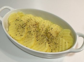 step1: 薯仔洗淨去皮切片，鋪在焗盆上，撒上鹽及胡椒碎，入已預熱焗爐先焗5分鐘。