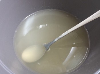 step3: 煲滾雞湯後加入魚膠粉至完全溶解。