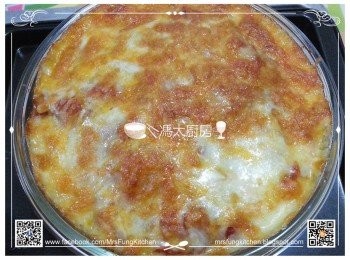 step11: 將鋪滿芝士的豬扒飯放入焗爐中，240度焗4-5分鐘。期間留意芝士有沒有焦掉。完成後小心取出。請慢用！