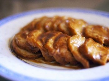 step4: 麵筋待涼後，連醬汁一起放入冰箱三小時，然後切片享用