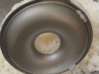 step1: 先煲飯見飯差不多熟的時候,加入醋和糖,需用飯殼打勻蓋蓋繼續焗飯,飯完成後需攤凍才可以做冬甩寿司。青瓜用刨刨出一片片備用。