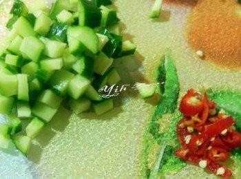 step3: 小黃瓜切丁.辣椒切片