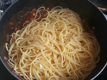 step6: 將剛煮好的意粉夾起後即放入醬汁中。