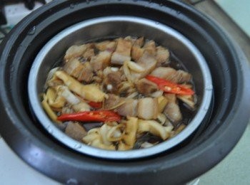 step12: 放入蒸鍋中，以外鍋約1量杯水，繼續燉滷製電源跳起即可