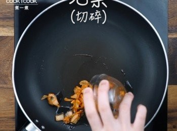 step6: 加入已切碎的少量泡菜