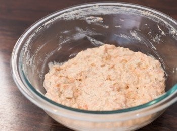 step8: 煙三文魚切碎後，將所有材料攪勻。