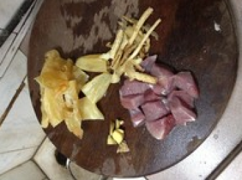 step2: 瘦肉切塊，花膠剪塊，玉竹、沙參、薑片洗淨。