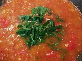 step7: 試湯汁的味道，並進行調整，加入切絲的羅勒拌勻。