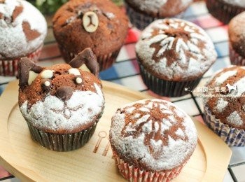 step10: 如果不想多做裝飾，也可保留部分巧克力豆，於麵糊裝填至紙模後，再將巧克力豆灑在麵糊表面，再送入烤箱烘烤，最後的成品表面就能看出巧克力豆的存在！