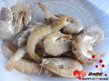 step1: 將蝦須和頭部尖尖的地方剪掉