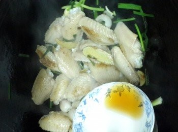 step6: 沿鑊邊倒入料酒