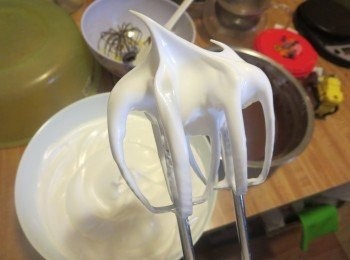 step4: 打蛋器停轉後能拉出彎曲下垂的尖角，轉中低速攪打，記得隨時停下來觀察蛋白狀態，至蛋白變硬、能拉出短小直立的尖角即可（尖角短小但微微彎曲也可以）。