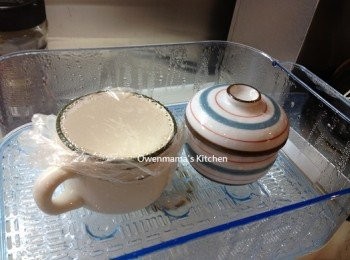 step1: 1) 奶加糖水攪勻, 加入蛋白內充分混合 (一面加奶一面用叉攪拌)

**糖份量請按個人口味調節.