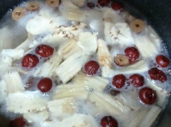 step4: 大火煮滾後，較中細火煮30分鐘