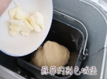 step6: 將軟化的無鹽奶油投入麵包機，再啟動一次烏龍麵麵糰行程(約8分鐘即可），檢查是否有出現薄膜，若沒有薄膜，再搓揉一下。