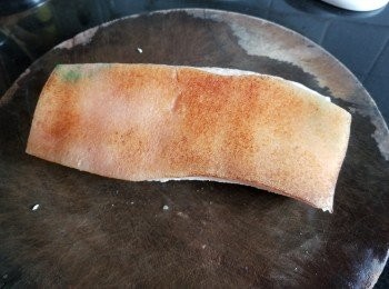 step7: 再用刀刮去燒焦的表面沖洗後，放入做煲湯材料，煲 2 小時後取出，放涼後再放入雪櫃冷凍約 1'1/2 小時