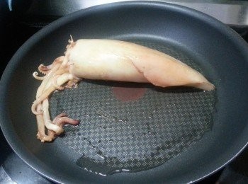 step9: 再起油鑊用慢火將鮮魷四周煎香