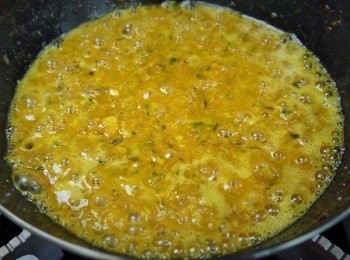 step5: 步驟5： 倒入高湯烹煮，煮滾後調入鹽、糖、白胡椒粉，加入太白粉水勾芡並淋上甜醋，最後淋到步驟2的麵餅上即完成。