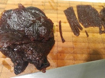 step8: 當燉製12小時後,可以 將陳皮攞出切絲再回煲,這個時間自行决定檸檬濃度是否巳經適合自己,如係只需再次可熱即成,今次我再繼續燉多三小時,才是我喜歡的濃度。