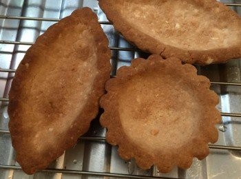 step5: 取出撻皮，放入烤箱烘烤約10分鐘，完成後，盡快脫模，