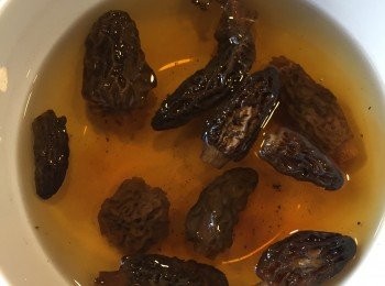 step3: 羊肚菌乾浸溫水十分鐘，至軟身。保留浸羊肚菌的水後用。