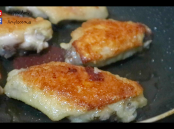 step5: 打開鑊蓋，煎<a href="https://bit.ly/3zHU5V3" target="_blank" data-keyword="雞翼" class="guide-link"><strong>雞翼</strong></a> <span style="display:inline-block;vertical-align:middle;margin-top:-3px;color:initial;border-radius:3px;padding:2px 3px;font-size:12px;line-height:14px;background:#87d300;color:#fff;">即買</span> 每面1分鐘，令<a href="https://bit.ly/3zHU5V3" target="_blank" data-keyword="雞翼" class="guide-link"><strong>雞翼</strong></a> <span style="display:inline-block;vertical-align:middle;margin-top:-3px;color:initial;border-radius:3px;padding:2px 3px;font-size:12px;line-height:14px;background:#87d300;color:#fff;">即買</span> 更香口，盛起備用。