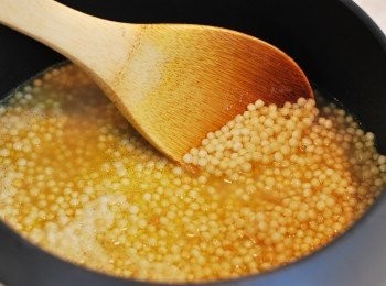 step4: 加入熱高湯煮滾後，加蓋轉小火悶煮約12分鐘至水分收乾

※ 庫斯庫斯與湯水的比例，以及烹煮時間，請參考包裝指示