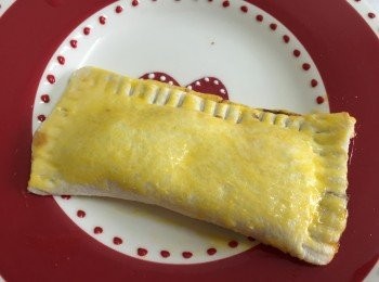 step3: 把包了餡的方包對摺，用叉子在方包兩面壓邊，然後塗抹蛋黃液，放入焗爐用200度，每面焗5分鐘。