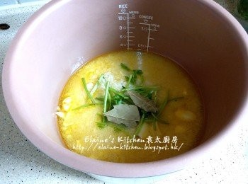 step16: 再放上芫茜莖及香葉 , 放入飯煲按製煮至熟