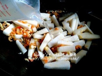 step6: 加入白蘿蔔條拌勻炒數分鐘 , 逐少加入約50ml上湯拌勻