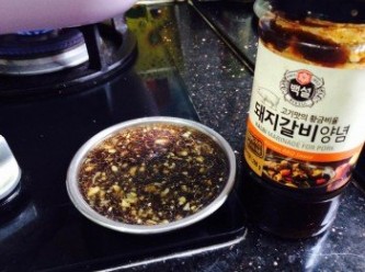 step3: 韓式燒烤醬和蒜蓉是調味靈魂。先混合弄好。