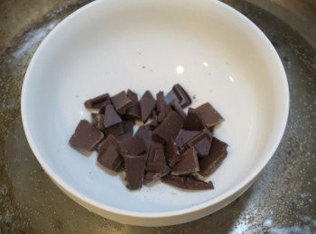 step2: 巧克力撥小塊隔水加熱