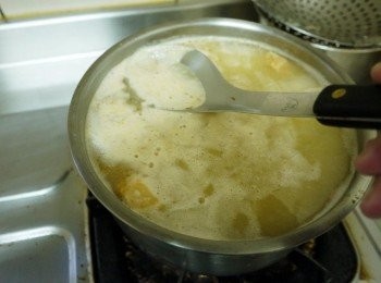 step5: 水滾後下鮭魚與蛤蠣，撈出浮渣