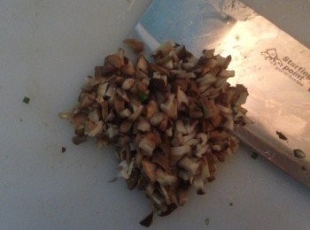 step3: 香菇蒂切碎。