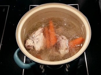 step1: 製作雞高湯:將雞骨架及雞爪先汆燙去除血水及雜質,再沖洗乾淨。準備一個深鍋,加入7分滿的水煮滾後,再放入汆燙過的雞骨架及雞爪,洋蔥切半,西洋芹切半,青蔥捆成束狀及所有材料都放入鍋裡煮滾,用湯勺撈除湯表面的雜質,再蓋上鍋蓋,轉小火燉煮約40-50分鐘,即可完成。喜歡濃郁一些的雞高湯,可將燉煮時間拉長。