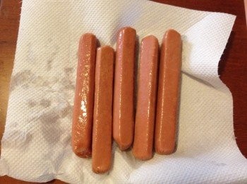 step5: 把麵團碌成長條型, 腸仔預先解凍並用廚房紙吸乾水份