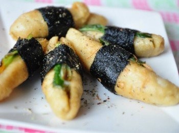 step8: 灑上香料後，加上海苔包覆麵腸內的蔥段釋出的香氣，口口都好吃喲!