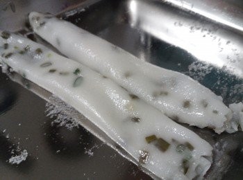 step5: 取出盤子, 用刀在中間位置拉一下, 令粉皮分為兩半, 然後分別卷成條子狀, 完成