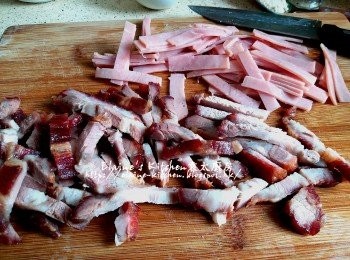 step4: 洋蔥去衣切條 , 紅椒 , 青椒去籽切條 , 叉燒切條 , 火腿切片