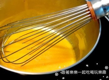 step2: （蛋黃糊）
取一個鍋子用隔水加熱的方式，將無鹽奶油融化後加入糖＞蛋黃拌勻。